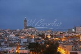 Image du Maroc Professionnelle de  Cette photo prise d'un grand immeuble à l'aube du Mercredi 3 avril 2013  nous découvre en premier plan l'ancienne médina de Casablanca et au fond en bordure de l'océan Atlantique la fameuse Mosquée Hassan II. (Photo / Abdeljalil Bounhar) 